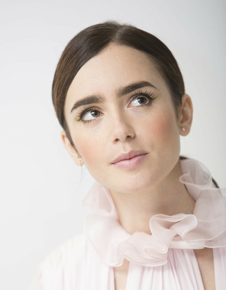 Lily Collins ポルノ女優 画像
