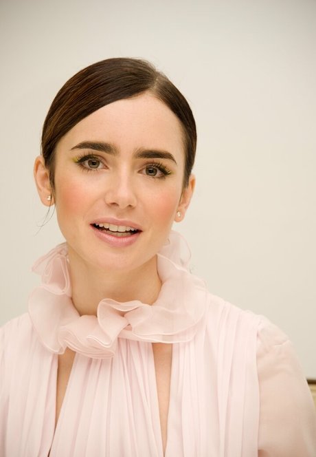 Lily Collins ポルノモデル 写真