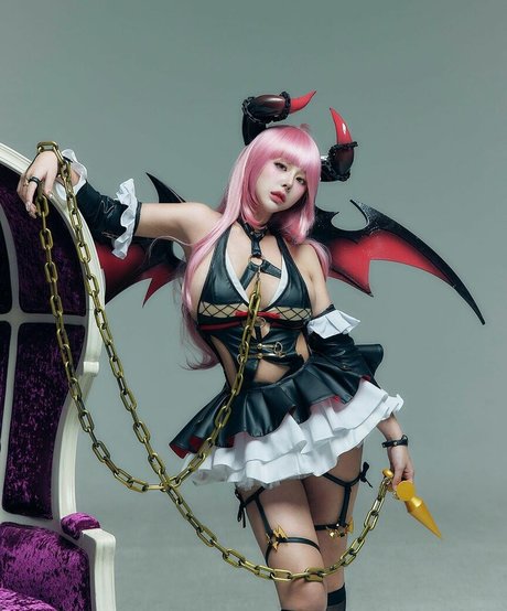 e  luda glamorous エロティックなモデル 写真