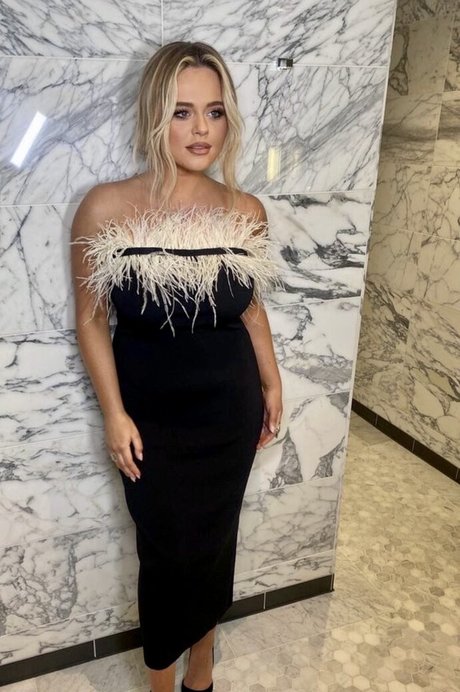 Emily Atack 完璧なポルノスター 写真