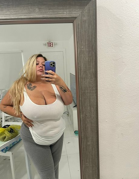 青い髪のオンリーファンズ セクシーヌード 写真