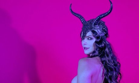 Adrianne Marie Curry ヌードスター 写真