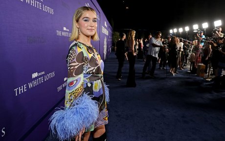 Haley Lu Richardson 裸のスター ギャラリー