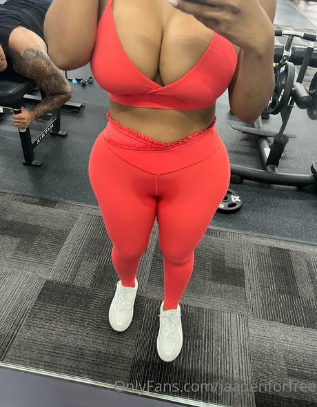 女王様オンリーファンズ セクシー裸 画像