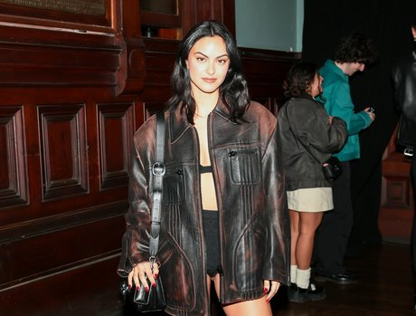 Camila Mendes エロティック女優 写真