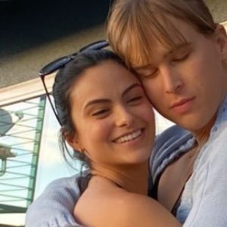 Camila Mendes ポルノスター 写真