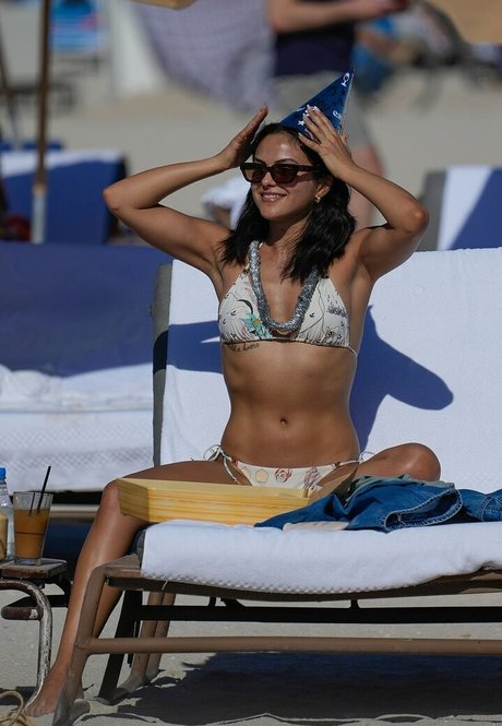 Camila Mendes 可愛いモデル 写真
