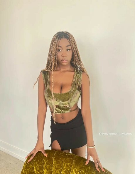 Majormommyissues セックスモデル 写真