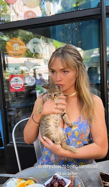 Natalie Alyn Lind ヌードモデル 写真