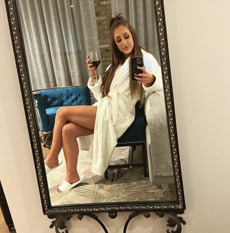 Dr Britt Baker セクシーモデル ギャラリー