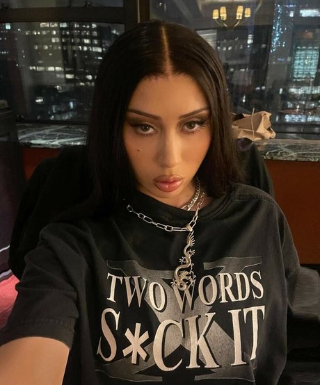 Kali Uchis ポルノスター アート 画像
