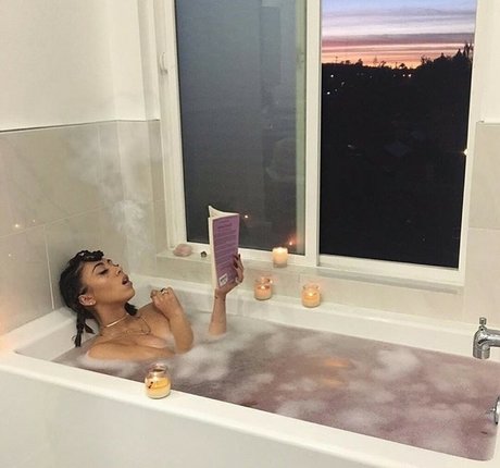Kali Uchis アダルト女優 画像