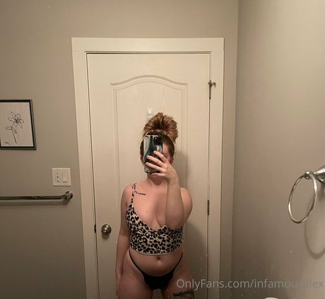 infamousalex ホットなモデル 写真