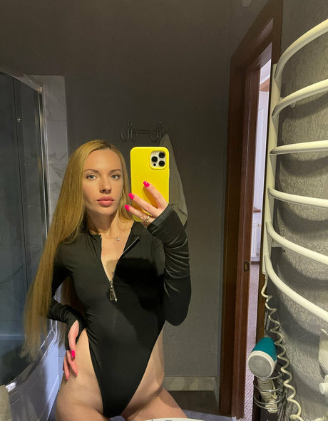 tati model top profile image