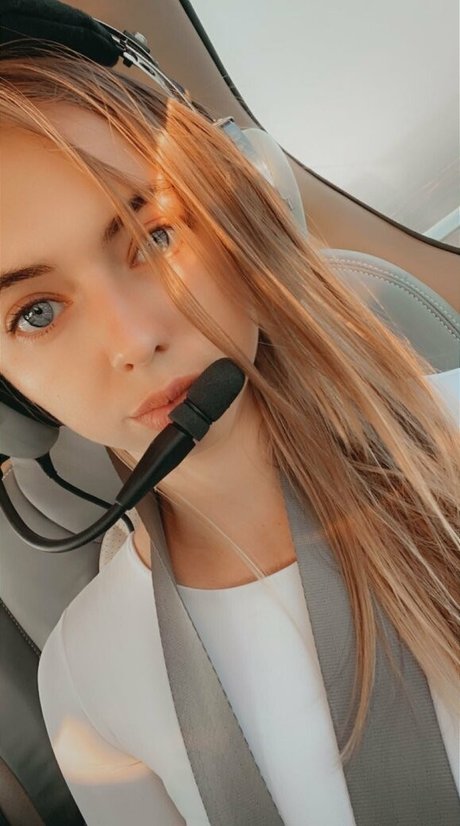 becca aviatrix 裸の女優 画像