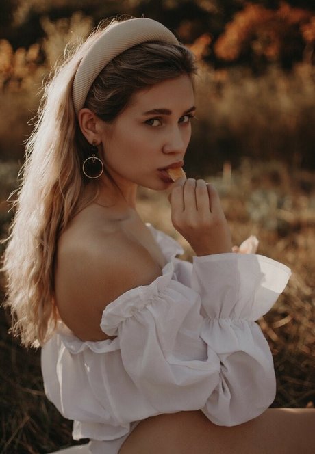 Have Any Sofiteengirl ポルノモデル 写真