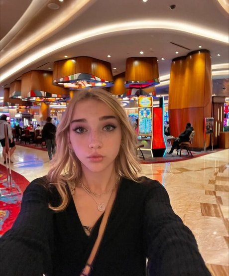 Phoebe Owns U ヌードモデル 写真