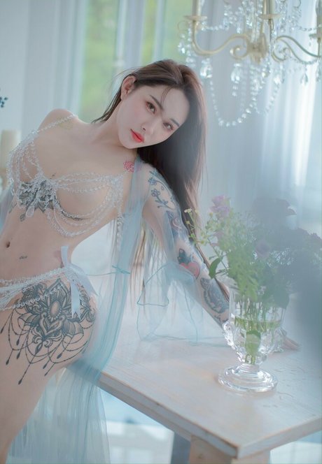 Songyuxin Hitomi ポルノスター エロティック 画像