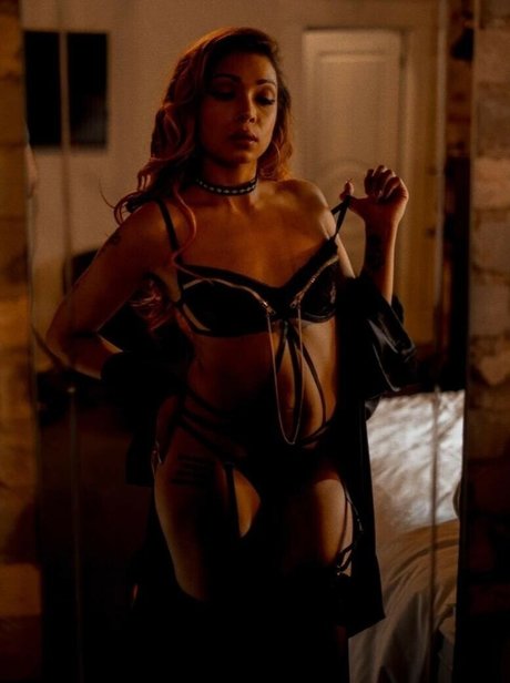 Rubi Satha ポルノモデル 写真