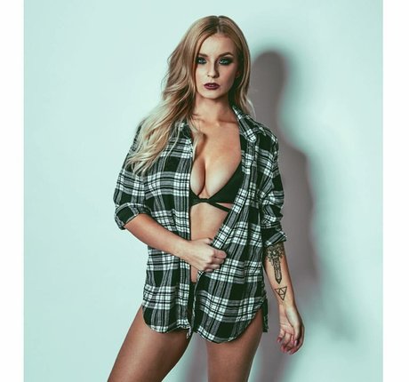 Hollie Sparrow 女優 ギャラリー