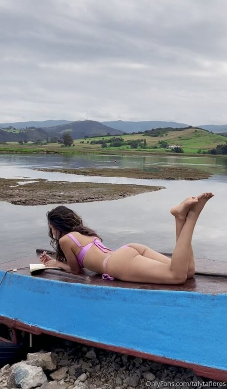 Talyta Flores ヌードモデル 写真