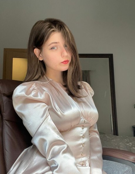 Naughty  but nice セクシーモデル 画像