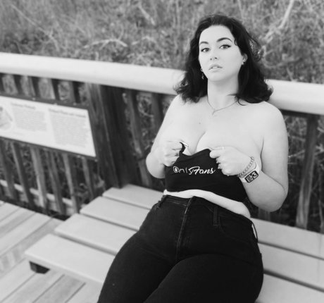Nova Reilly セクシーなポルノスター 写真