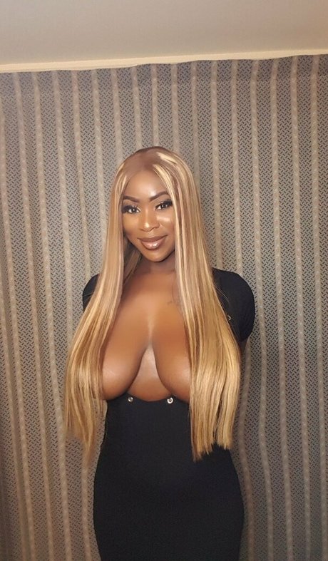 Silvia Ehigie 美しいモデル 写真