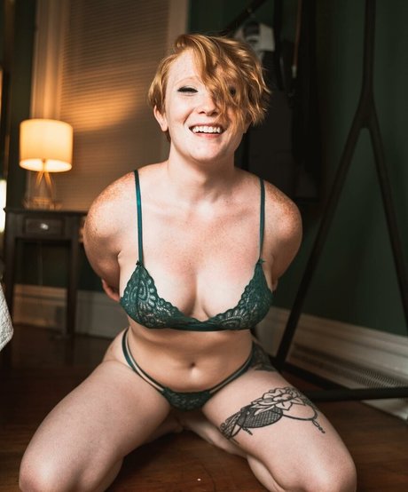 Izzabella Robbins 素敵なポルノスター 画像