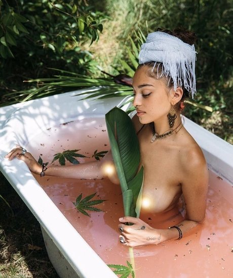 Herbalflorabots エロティック女優 画像