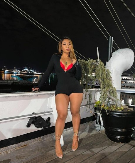 Kimberly Nguyen 無料のスター 写真