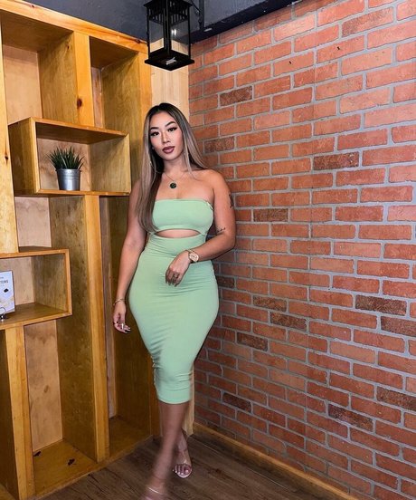 Kimberly Nguyen ホットなスター 写真