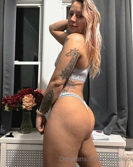 AEW Laynie Luck セクシー女優 写真