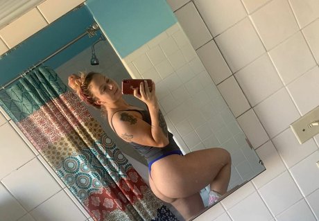 AEW Laynie Luck ホットスター 写真