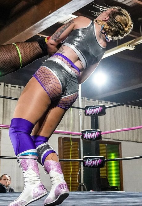 AEW Laynie Luck 裸モデル 写真
