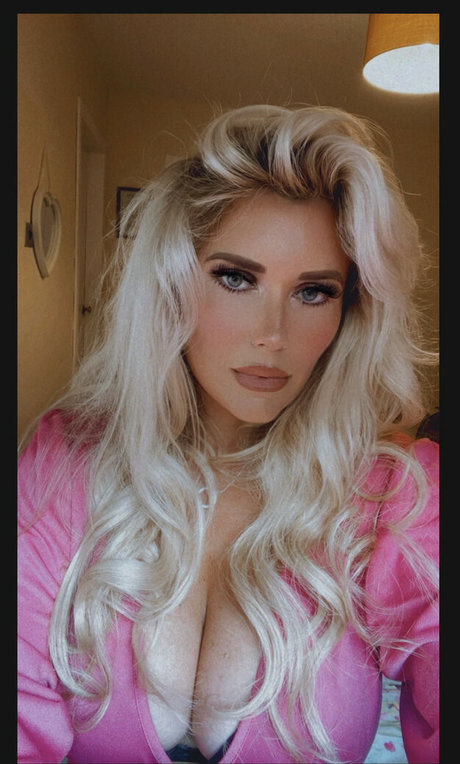 ブロンドの女の子のオンリーファンズ セクシーヌード 写真