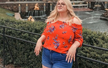 Julia Chegodar ポルノモデル 写真