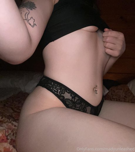 Mady Unleashed セックスモデル 写真