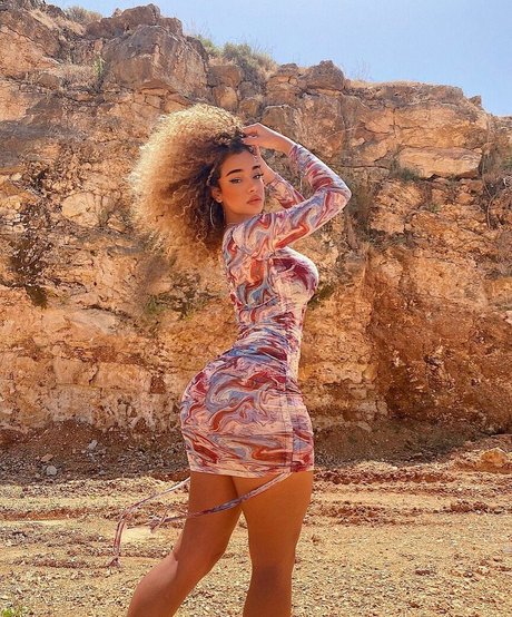 Dana Curly アダルトモデル 画像