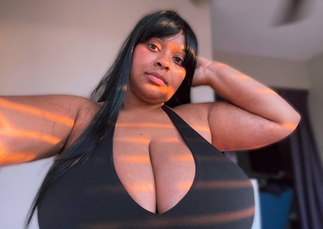 Yasmin irl アート女優 写真