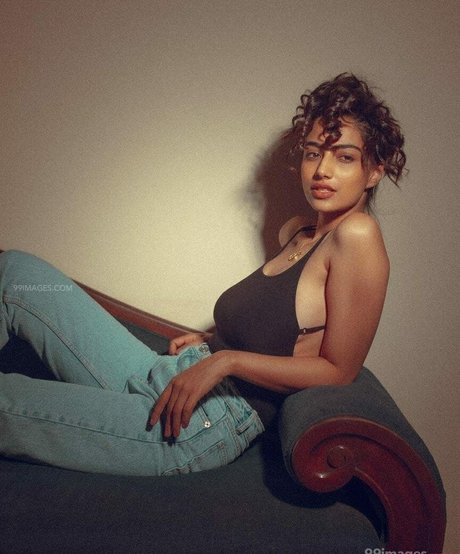 Meenakshi Chaudhary アダルトモデル 画像