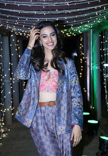 Meenakshi Chaudhary 最高のスター 写真