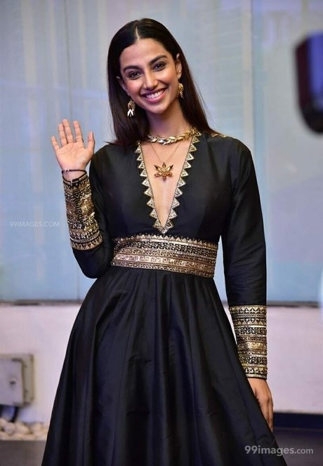 Meenakshi Chaudhary ポルノスター アーカイブ