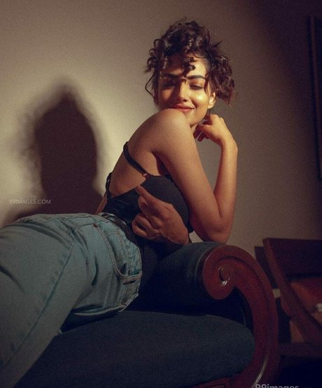 Meenakshi Chaudhary 裸のモデル 画像