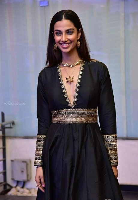 Meenakshi Chaudhary ヌード女優 ギャラリー