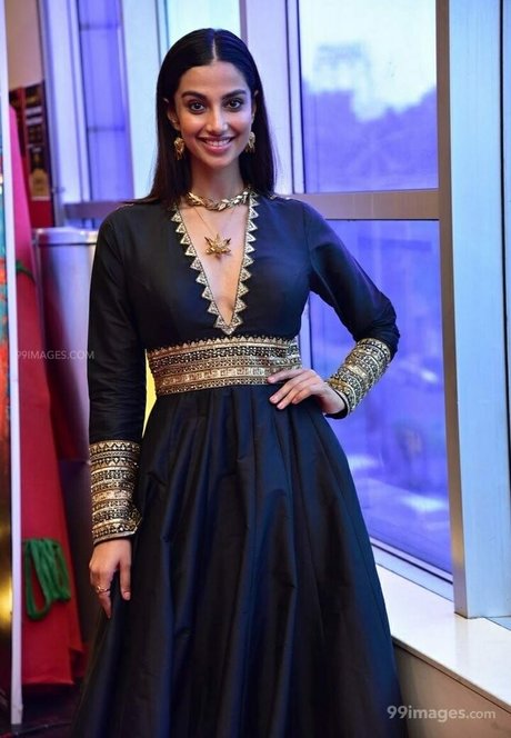 Meenakshi Chaudhary ポルノスター アダルト 写真