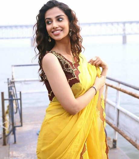 Meenakshi Chaudhary ポルノスター 画像
