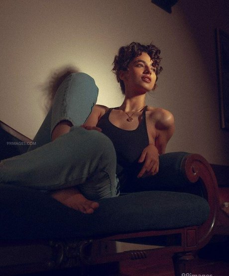Meenakshi Chaudhary HDモデル 写真