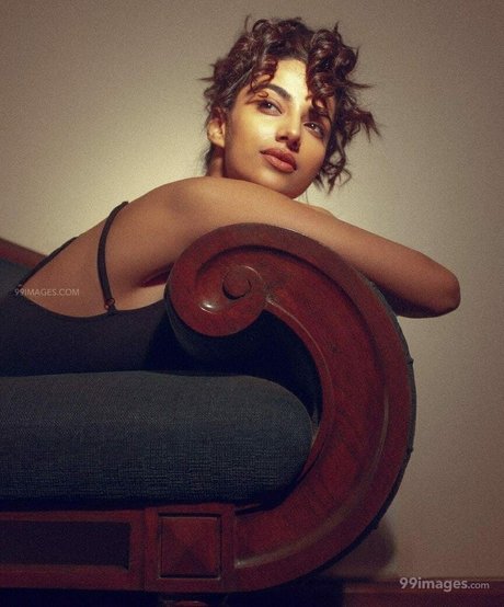 Meenakshi Chaudhary 最高のポルノスター 写真