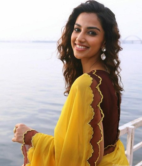 Meenakshi Chaudhary エロティックなスター 写真
